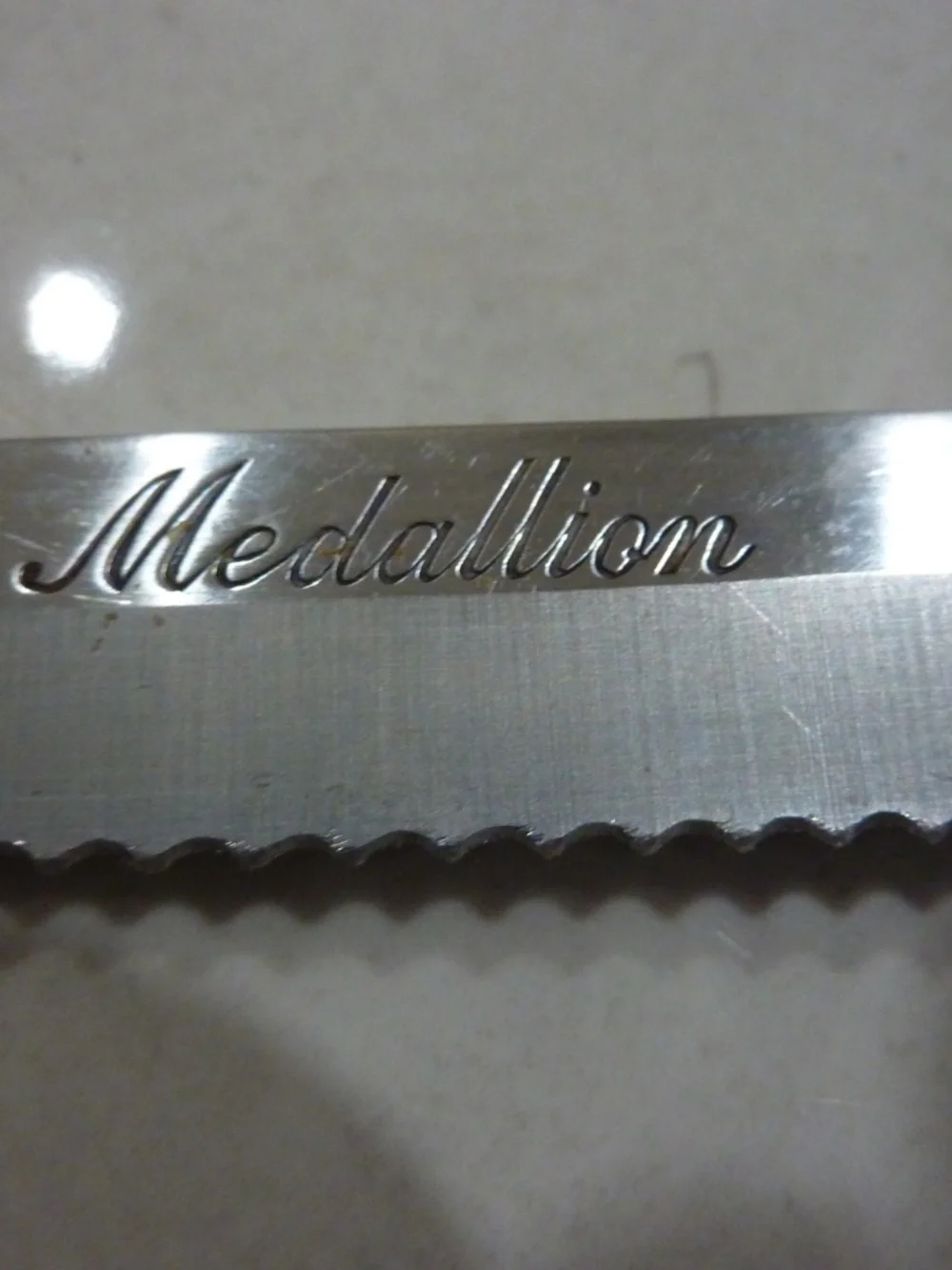 Medallion Stainless Steel Bread or Meat Slicing Knife Full Tang 9